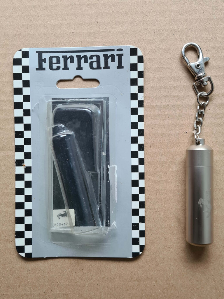 Ferrari hivatalos füldugó alumínium tartóval